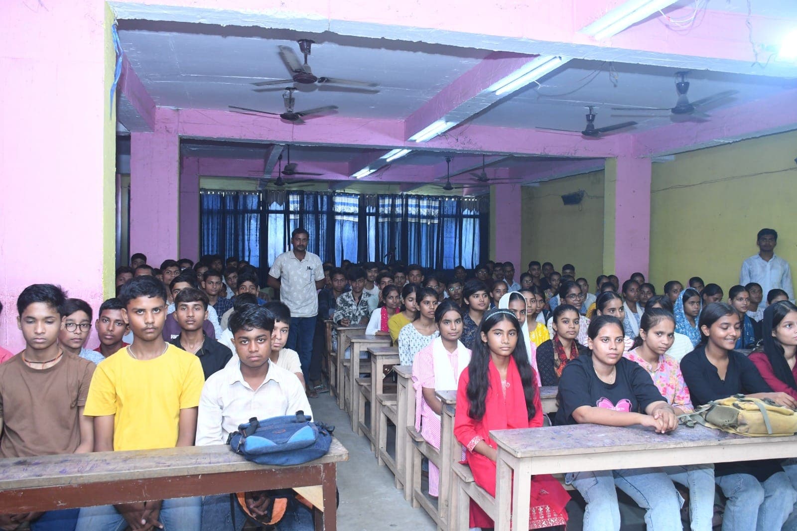 Target Classes में 9वीं, 10वीं, 11वीं और 12वीं के छात्र-छात्राओं के लिए आयोजित हुआ विशेष मोटिवेशनल प्रोग्राम: डॉ. अमित सर और शिक्षकों ने दिए सफलता के मूलमंत्र